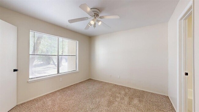 Building Photo - 301 Manuel Dr