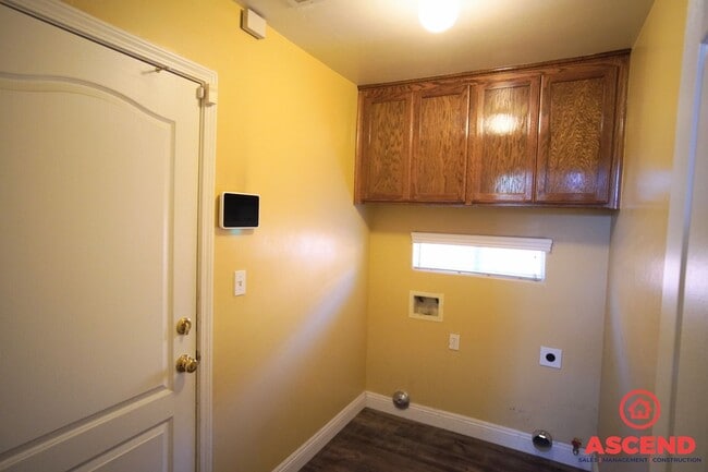 Building Photo - Charming Home in Campus Park!