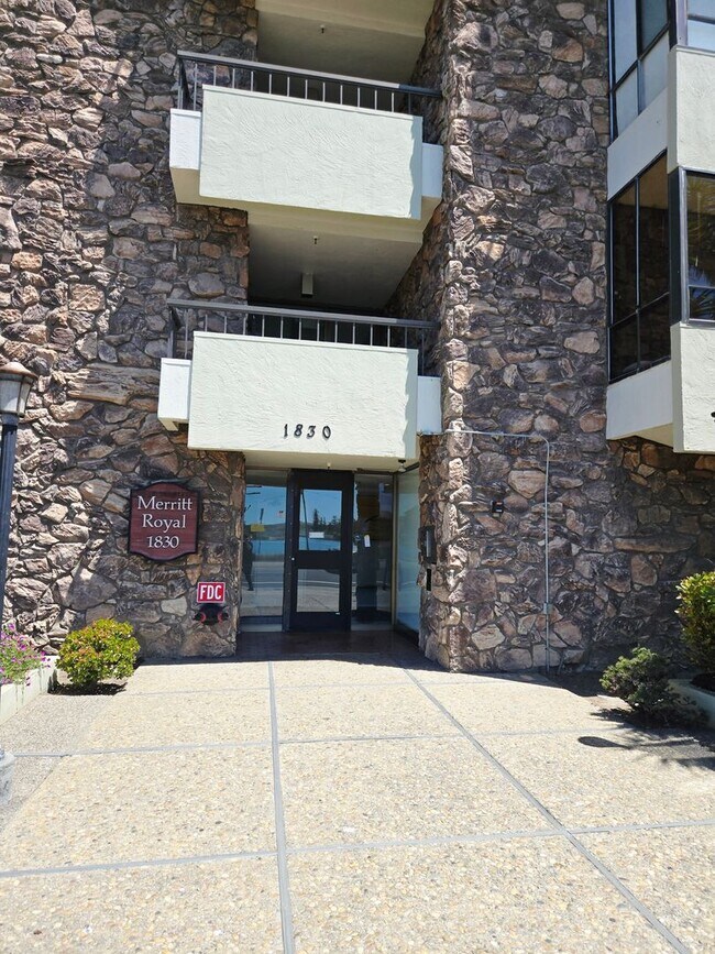 Building Photo - Top Floor Condo Unit