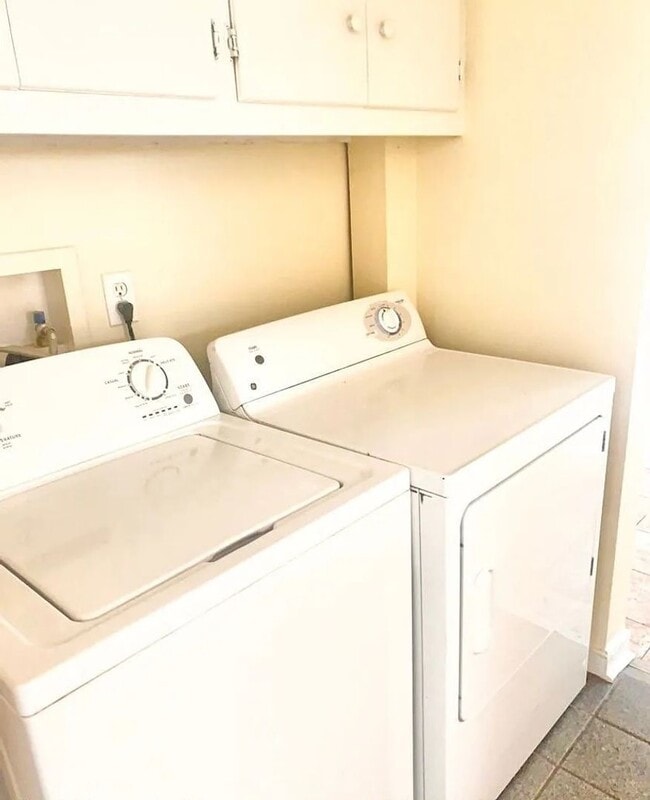 Building Photo - Super Cute 3 bed 2 bath Rancher with detached Garage and alley access.