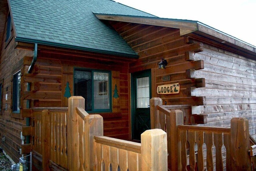 Front entry - 459 Overlook Ct