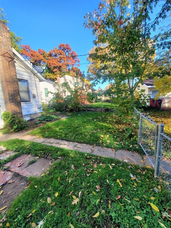 Building Photo - 2104 Reaney Ave E