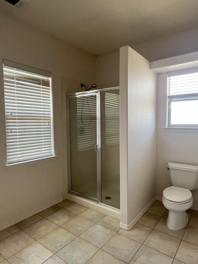 Building Photo - Available Now – 4 Bedroom Home in Desirabl...