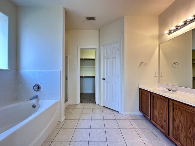 Building Photo - 2211 Highland Crossing Dr