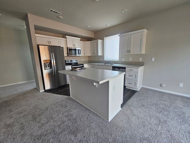 Building Photo - Stunning 4-Bedroom Pet-Friendly Home for L...