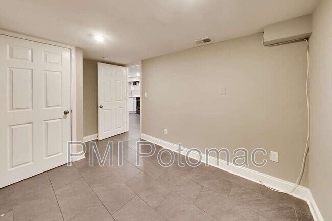 Building Photo - 1952 Calvert St NW