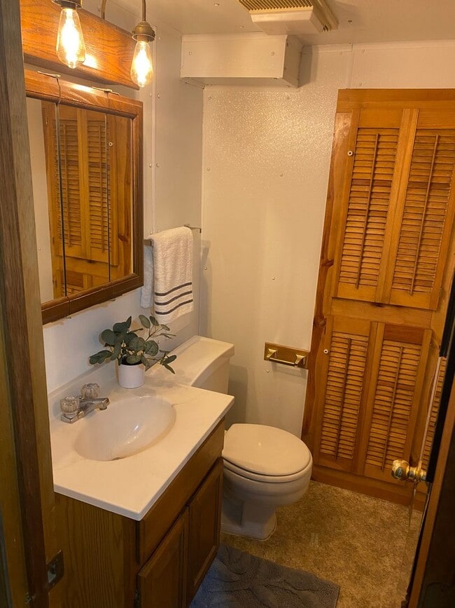 Building Photo - Now leasing for May 2026! Four Bed/Two Bath