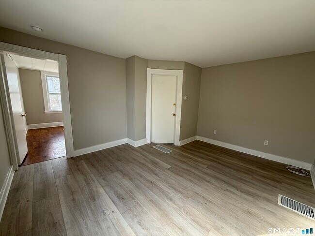 Building Photo - 3 Yost St