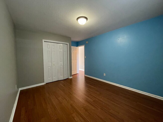 Building Photo - Absolutely Adorable!