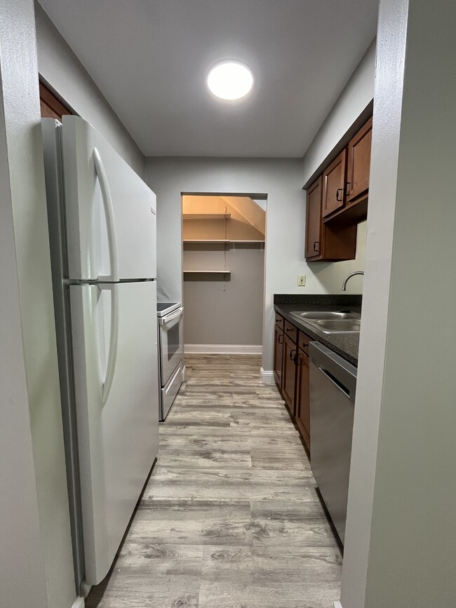 Building Photo - 101 Forest Ln