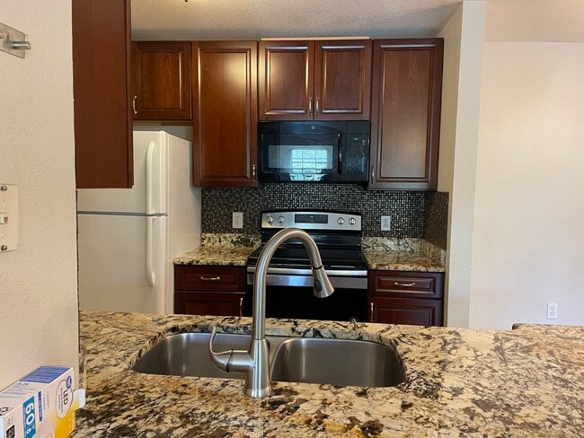 Building Photo - 8821 Manor Loop