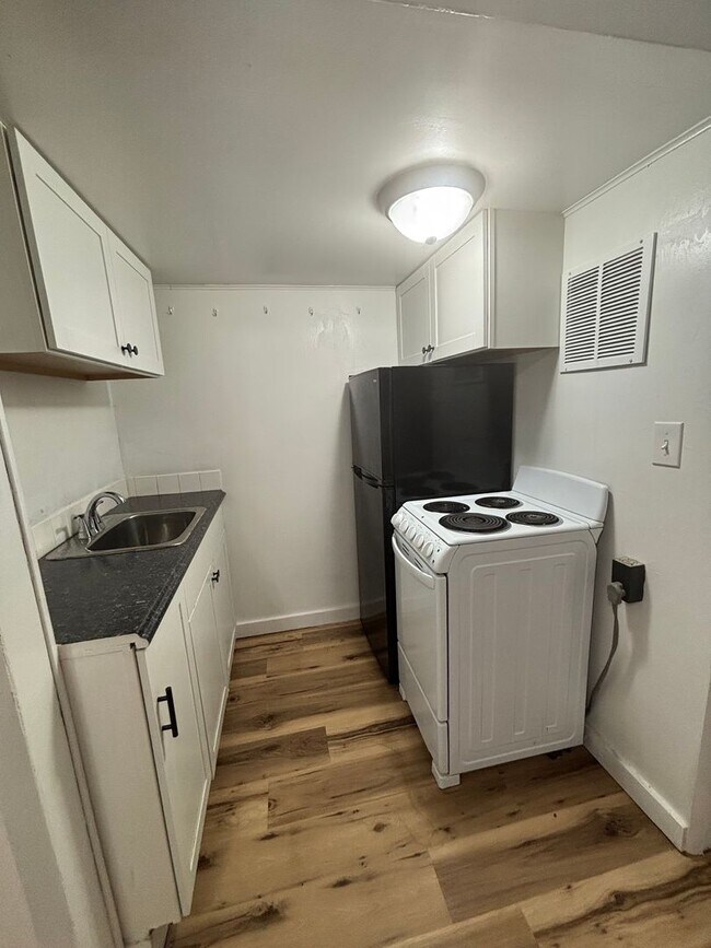 Building Photo - Beautifully Updated Studio Near WSU – All Utilities Included