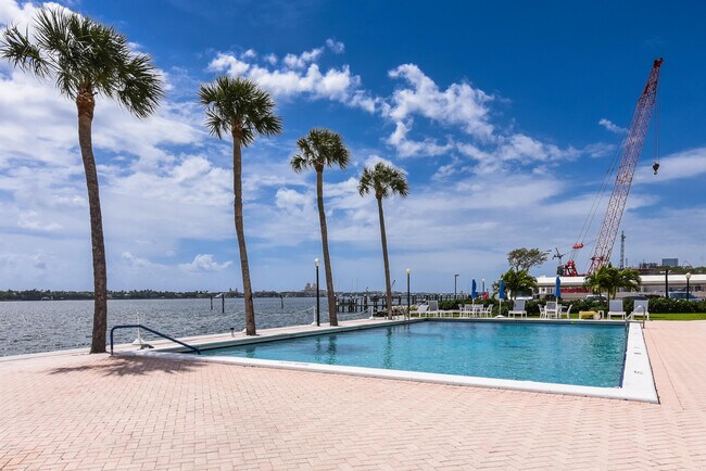 Building Photo - 2600 N Flagler Dr