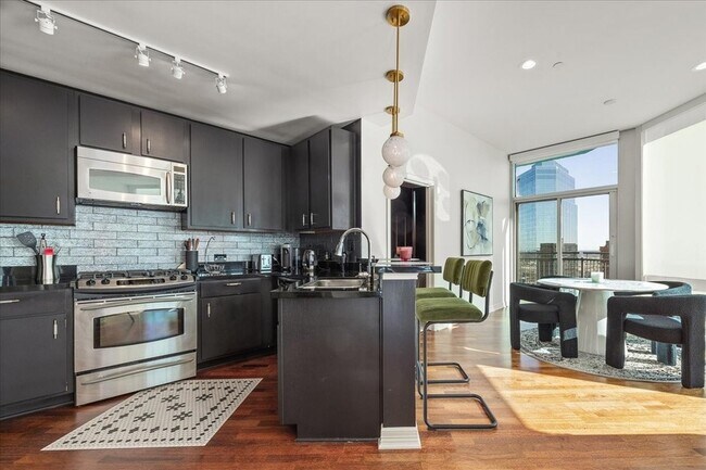 Building Photo - 500 Throckmorton St