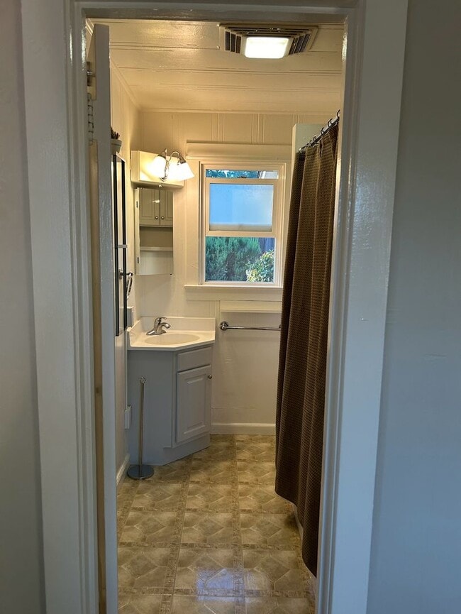 Building Photo - Cute Country Cottage 1 bedroom 1 bath