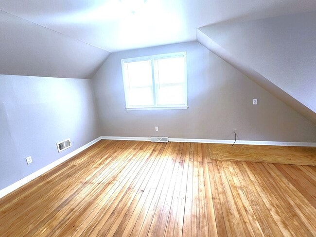 Building Photo - Spacious 4-bedroom, 2-bathroom single-family home