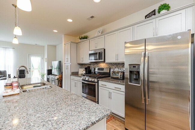 Building Photo - Gorgeous and Modern Home Available