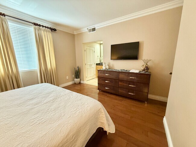 Building Photo - Live the Las Vegas Lifestyle in a Gated, Amenity-Rich Community ALL UTILITIES INCLUDED