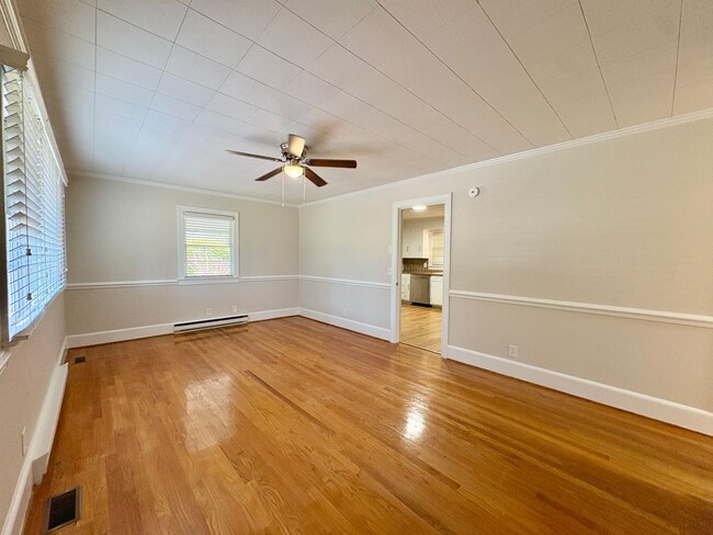 Building Photo - Adorable 2 Bedroom Home in the Heart of Nashville!