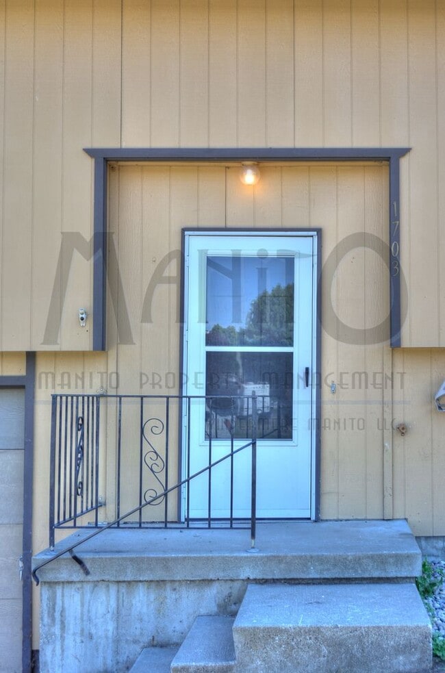 Building Photo - **COMING SOON** Clean & Spacious Spokane Valley Duplex