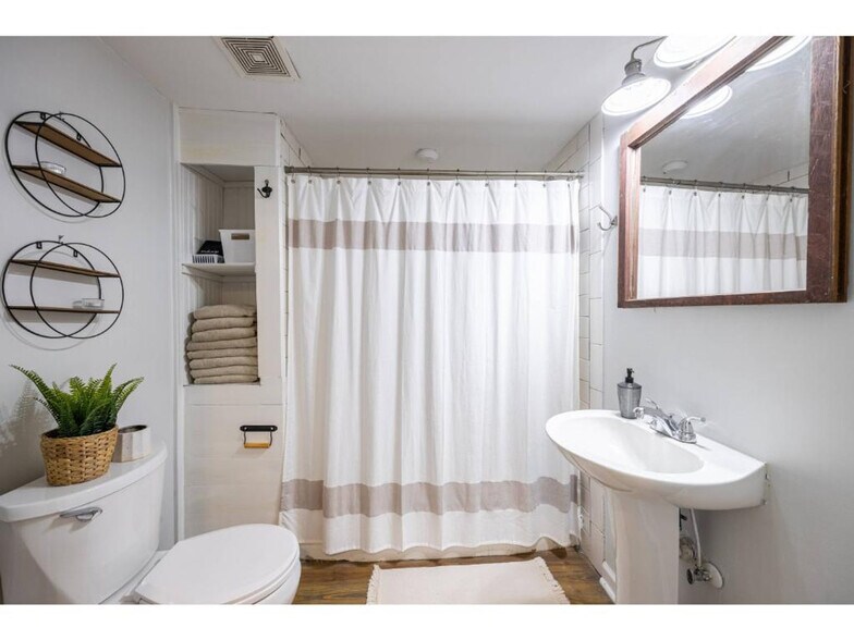 Building Photo - 145 Griffeth St