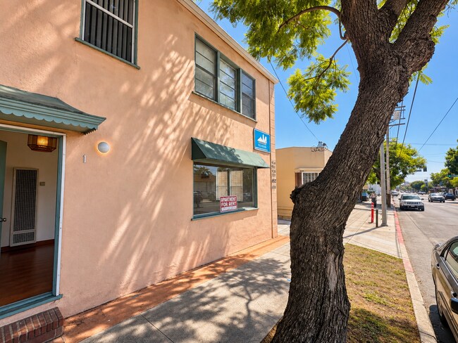 Building Photo - 1822 Hillhurst Ave