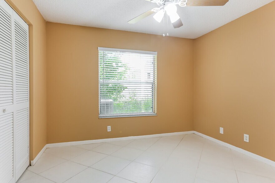 Building Photo - 153 W Bayridge Dr