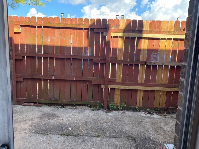 Building Photo - 2 bedroom 2 bath town home in a gated community