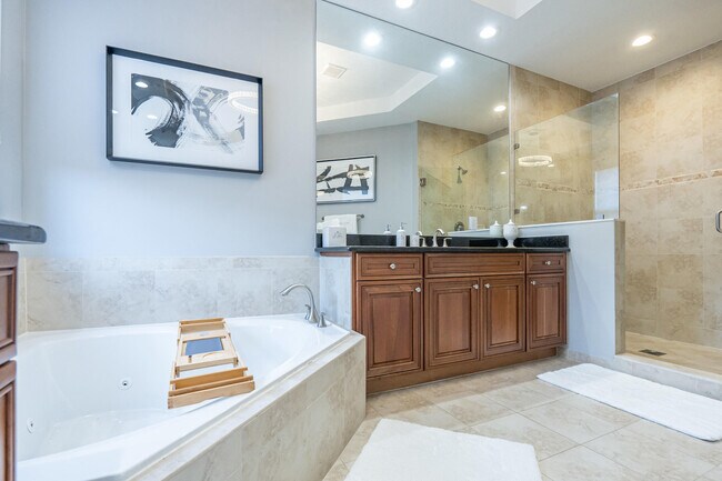 Building Photo - 8950 Lakeview Pl
