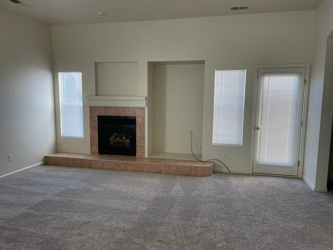 Building Photo - 3 bedroom 2 bath located in Double Diamond