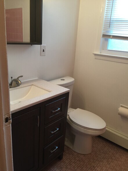 1 full bathroom - 105 Garfield Ave