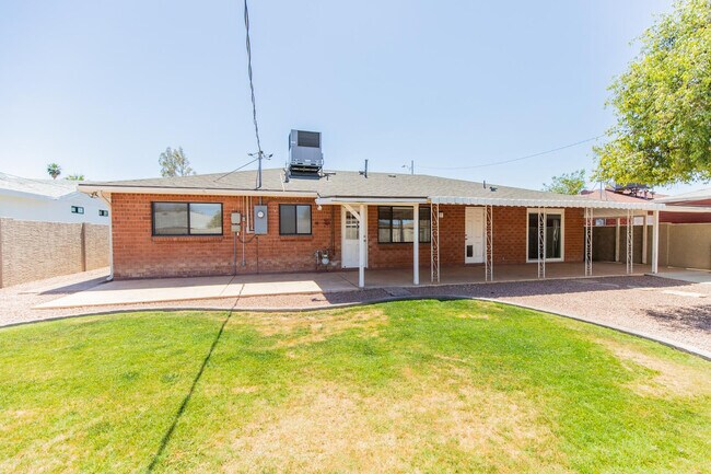 Building Photo - 8050 E Clarendon Ave