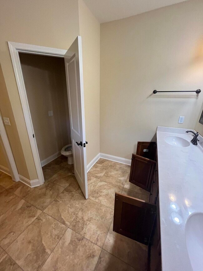 Building Photo - 808 Pine Alley St