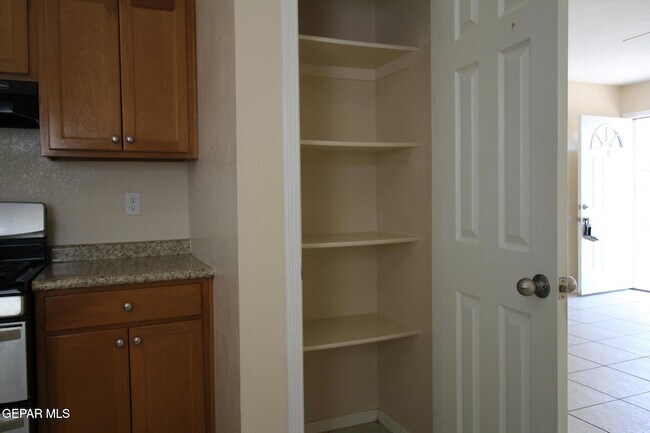 Building Photo - 9145 Begonia Pl