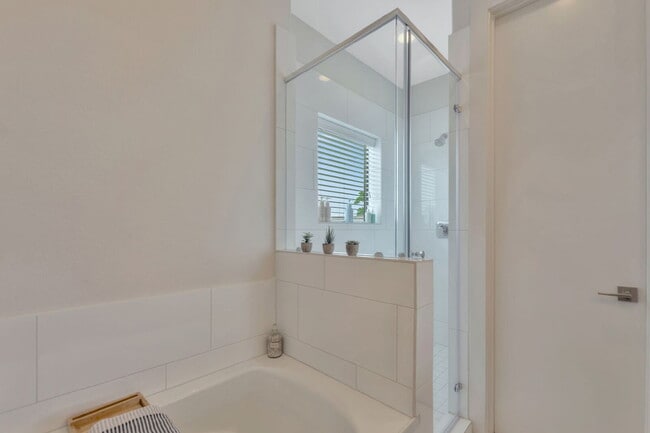 Building Photo - Stunning Home near Downtown Houston