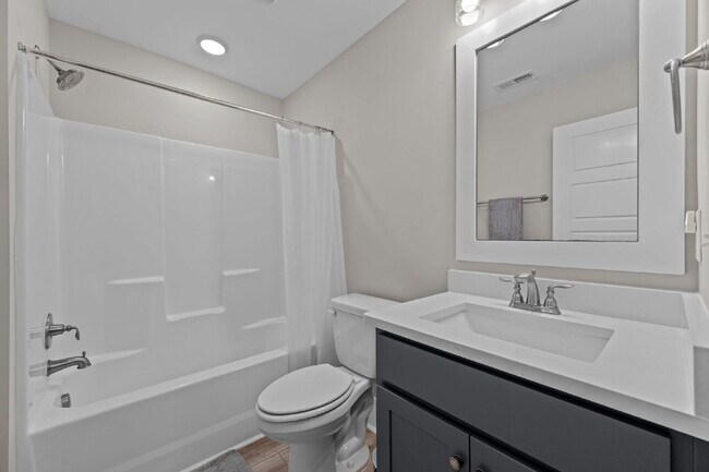 Building Photo - "Coastal Comfort Awaits: Spacious 3-Bed, 3-Bath Home in Holly Ridge!"