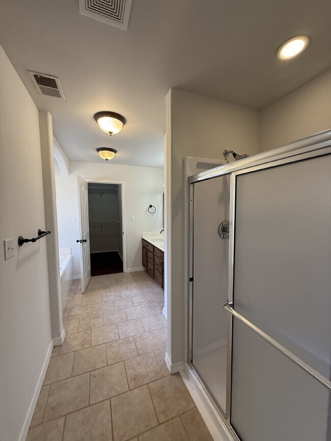 Building Photo - Spacious 3 BR with a fenced in backyard