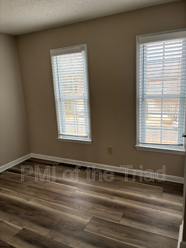 Building Photo - 10 Creekstone Ct