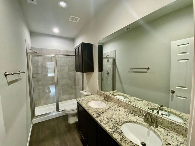 Building Photo - Luxury duplex in Seguin!