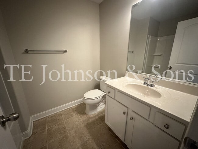 Building Photo - Stunning 3 Bedroom 2.5 Bath in Winston Salem
