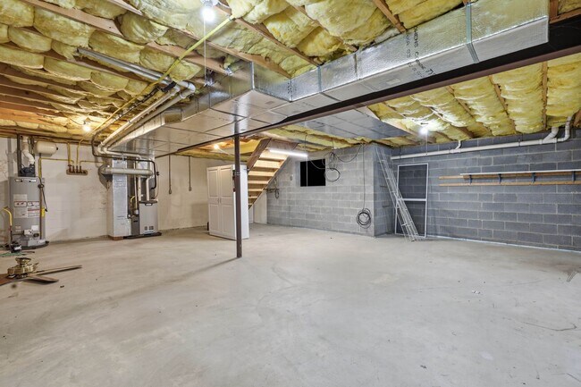 Building Photo - 472 Hillside Dr