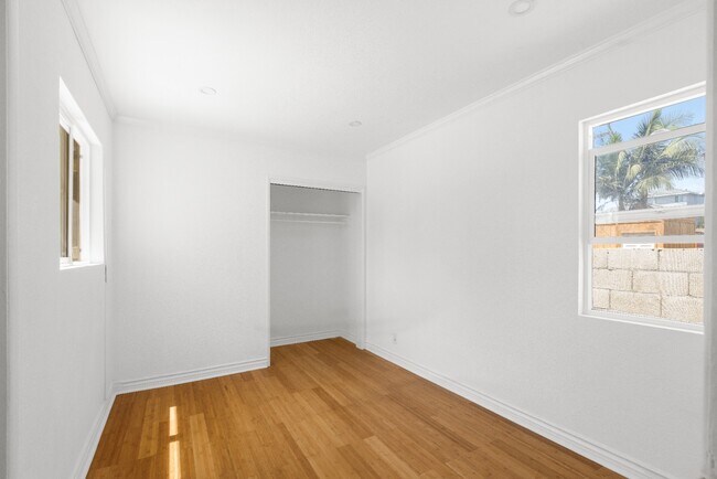 Building Photo - Updated 2BR Duplex in Angeles Mesa – Solar...