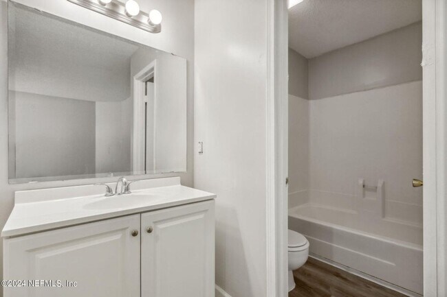 Building Photo - Renovated Condo in a Convenient Location!