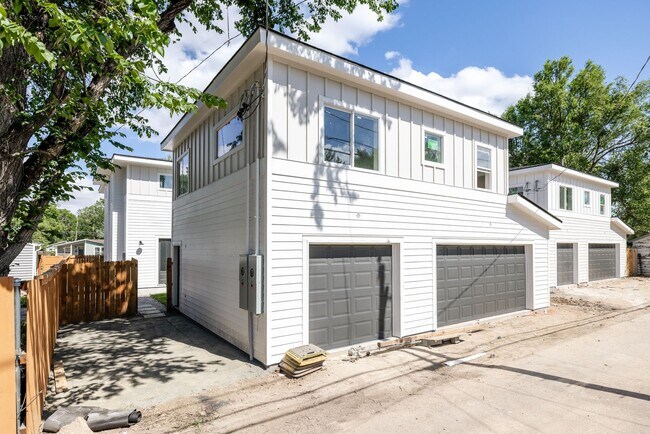 Building Photo - LUX 4BD, 3BA Home with 2-Car Garage and Backyard