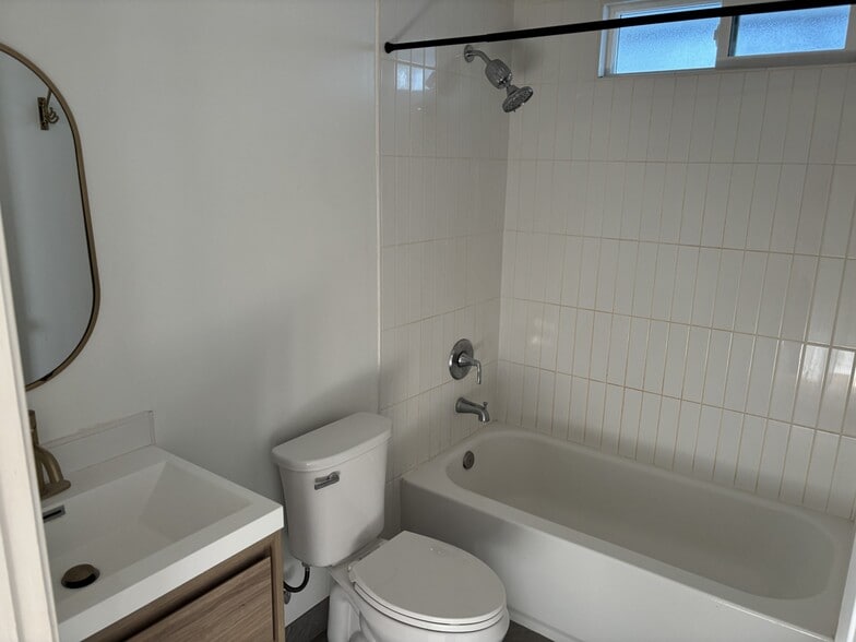 Guest Bath - 366 1/2 E Hillsdale St