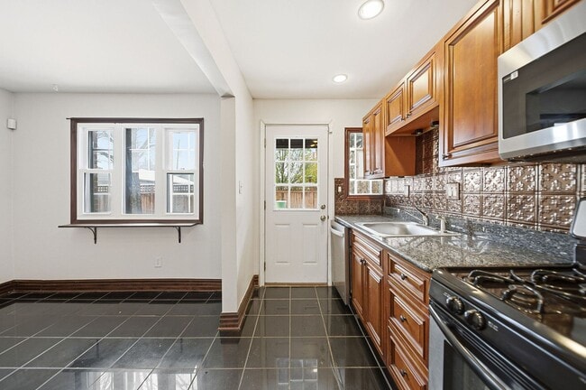 Building Photo - 2 Bedroom, 2 Bath Townhome located directly across from Franklin Park Conservatory