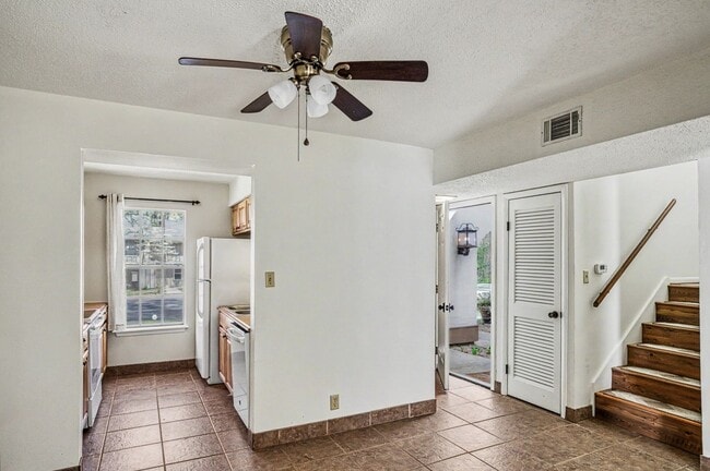 Building Photo - Two-Level Townhome in DeSoto Courts