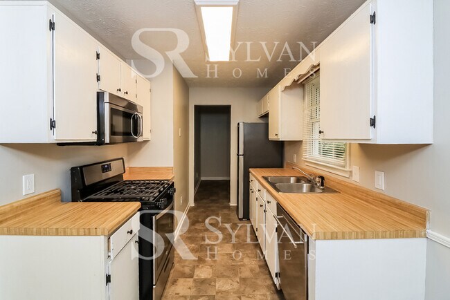 Building Photo - This charming 3BR 2BA home is ready to welcome you home