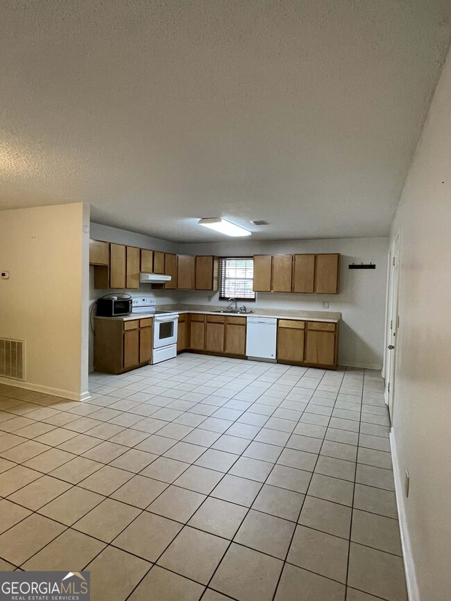 Building Photo - 205 Merlin Dr