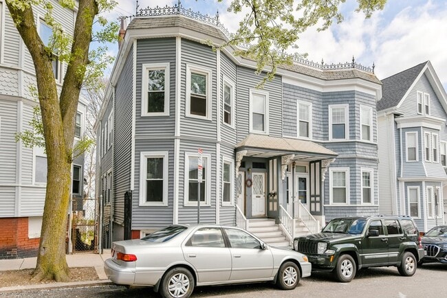Building Photo - 748 E 3rd St